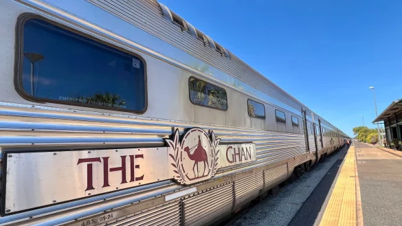 Bei einem Zwischenstopp am Bahnhof von Katherine: Der &laquo;Ghan&raquo; reicht scheinbar bis zum Horizont. - &copy; Carola Frentzen/dpa-tmn