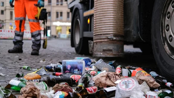 Zusammengefegter M&uuml;ll aus der Weiberfastnacht wird von der Stra&szlig;enreinigung aufgesaugt. - &copy; Oliver Berg/dpa/Archivbild