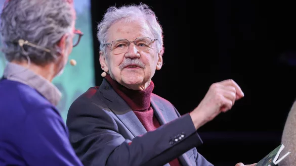 Der deutsche Kinderbuchautor Paul Maar will im n&auml;chsten Jahr gemeinsam mit seinem Enkel Hannes ein Bilderbuch zu dem Theaterst&uuml;ck &laquo;Opa B&auml;r und die Menz&raquo; ver&ouml;ffentlichen. - &copy; Jan Woitas/dpa