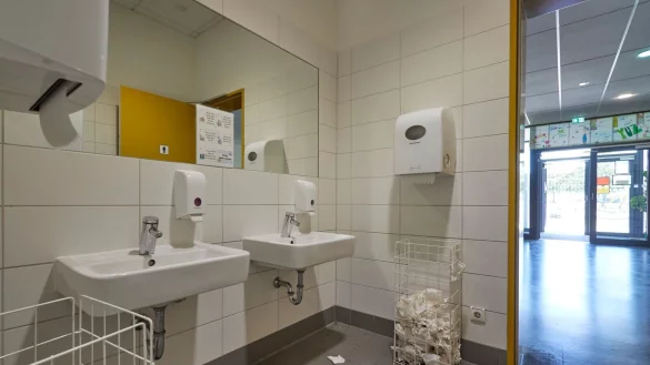 Viele Sch&uuml;lerinnen und Sch&uuml;ler in Deutschland berichten von schlechter Hygiene in den Schultoiletten, das zeigt eine aktuelle Umfrage. - &copy; J&ouml;rg Carstensen/dpa