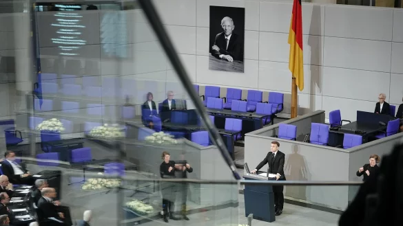 Frankreichs Pr&auml;sident Emmanuel Macron spricht beim Trauerstaatsakt f&uuml;r Wolfgang Sch&auml;uble im Plenarsaal des Bundestags. - &copy; Kay Nietfeld/dpa
