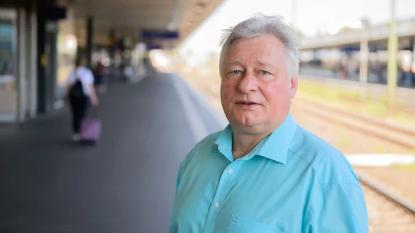 EVG-Chef Martin Burkert sorgt sich um die Personalstrategie der Deutschen Bahn. - &copy; Julian Stratenschulte/dpa