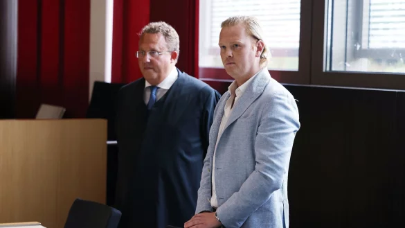 Der K&uuml;nstler Leon L&ouml;wentraut (r) steht mit seinem Anwalt Oliver Duys im Gerichtssaal. - &copy; David Young/dpa