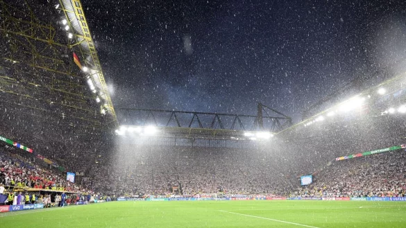 Das Spiel im Dortmunder Stadtion war wegen Regens unterbrochen worden - der Kletterer wurde nach der Partie aus der Dachkonstruktion geholt - © Federico Gambarini/dpa