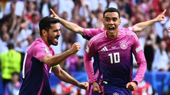 Torsch&uuml;tze Jamal Musiala (r) und Vorbereiter Ilkay G&uuml;ndogan (l) feiern das Tor zur 1:0-F&uuml;hrung. - &copy; Tom Weller/dpa