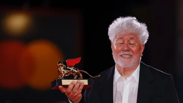 Pedro Almodóvar bricht in seinen Filmen oft Tabus. - © Vianney Le Caer/Invision/AP/dpa