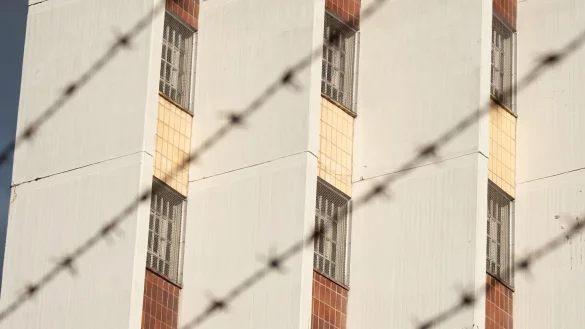 Ein Stacheldrahtzaun umz&auml;unt das Gel&auml;nde einer Justizvollzugsanstalt. - &copy; Bernd Wei&szlig;brod/dpa/Symbolbild