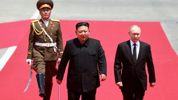 Russlands Pr&auml;sident Wladimir Putin (r) und Nordkoreas Machthaber Kim Jong Un wollen ihr Partnerschaft st&auml;rken. - &copy; Vladimir Smirnov/Pool Sputnik Kremlin/AP/dpa