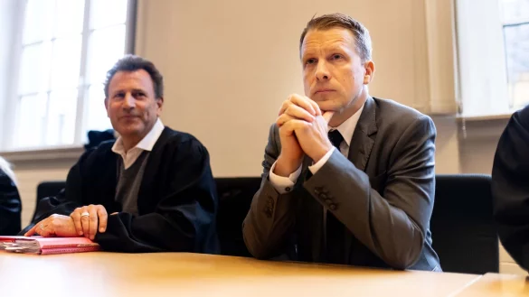 Oliver Pocher (r) sitzt als Zeuge im Amtsgericht. - &copy; Dieter Menne/dpa