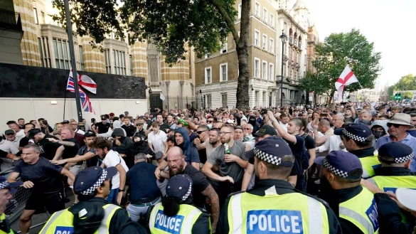 In London eskalierten Proteste von Ultranationalisten. - &copy; Jordan Pettitt/PA Wire/dpa