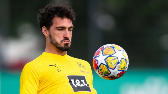 Mats Hummels spielt w&auml;hrend des Trainings den Ball. - &copy; Marius Becker/dpa