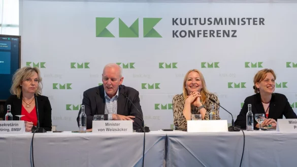 Staatssekret&auml;rin Sabine D&ouml;ring aus dem Bundesministerium f&uuml;r Bildung und Forschung (l-r), Saarlands Wissenschaftsminister Jakob von Weizs&auml;cker, die saarl&auml;ndische Bildungsministerin Christine Streichert-Clivot und Schleswig-Holsteins Bildungsministerin Karin Prien bei der Kultusministerkonferenz im Weltkulturerbe V&ouml;lklinger H&uuml;tte. - &copy; Harald Tittel/dpa