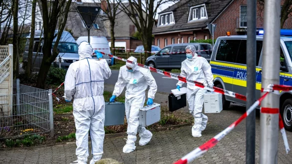 Beamte der Spurensicherung gehen zu einem Einfamilienhaus in der Gemeinde Schee&szlig;el. - &copy; Sina Schuldt/dpa