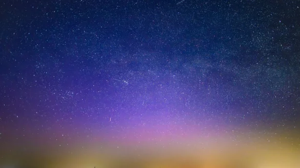 Dieses Nordlicht (Aurora borealis) wurden durch eine Wolke elektrisch geladener Teilchen eines Sonnensturms in der Erdatmosph&auml;re erzeugt. - &copy; Patrick Pleul/dpa