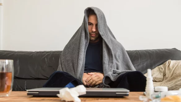 Erk&auml;ltet auf dem Sofa: So hat man sich den Urlaub nicht vorgestellt. - &copy; Christin Klose/dpa-tmn