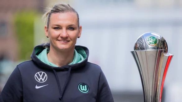Alexandra Popp vom VfL Wolfsburg steht neben dem Pokal vor dem Deutschen Sport und Olympiamuseum. - &copy; Rolf Vennenbernd/dpa