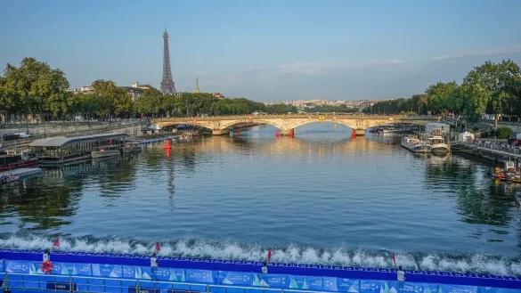 Wird die Seine tats&auml;chlich sauber genug zum Schwimmen sein oder nicht - in Paris ist dies vor den Olympischen Spielen im Sommer eine vieldiskutierte Frage. Der Ehrgeiz der Organisatoren ist es, Wettk&auml;mpfe in dem Fluss im Herzen der Stadt abzuhalten. - &copy; Michel Euler/AP/dpa