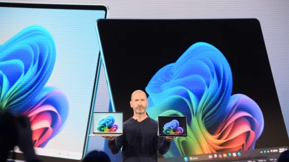 Microsoft-Manager Brett Ostrum im Mai 2024 ein Notebook und ein Tablet der hauseigenen Marke Surface. Sie setzen neben dem KI-Assistenten auch auf Chips mit ARM-Technologie. - &copy; Andrej Sokolow/dpa/dpa-tmn