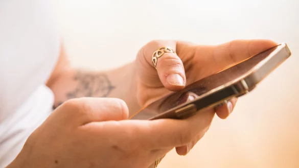 Bei sogenannten Ping-Calls lassen Betr&uuml;ger das Handy kurz anklingeln, legen dann sofort auf und versuchen so Leute dazu zu bringen, dass sie zur&uuml;ckrufen. - &copy; Christin Klose/dpa-tmn