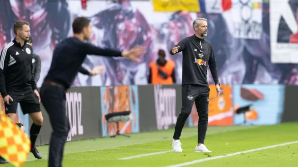Marco Rose (r) und Xabi Alonso (l) treffen zum Bundesliga-Spitzenspiel mit ihren Teams wieder aufeinander. - &copy; Sebastian Kahnert/Deutsche Presse-Agentur GmbH/dpa
