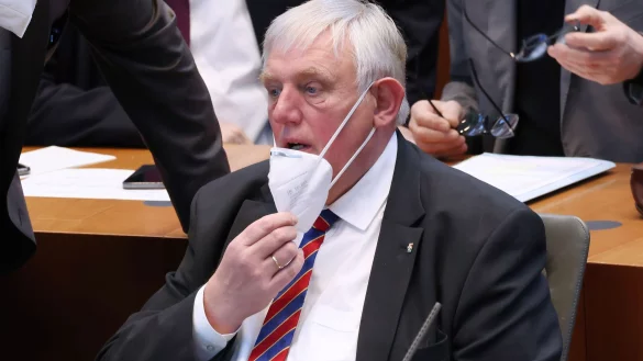 Vor gut zwei Jahren noch normal: NRW-Gesundheitsminister Karl-Josef Laumann sitzt mit FFP2-Maske im Landtag (Archivfoto). - © Oliver Berg/dpa