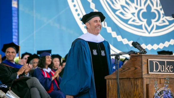 Der Comedian und Festredner Jerry Seinfeld bei der Abschlussfeier der Duke Universit&auml;t. - &copy; Bill Snead/Duke University/AP