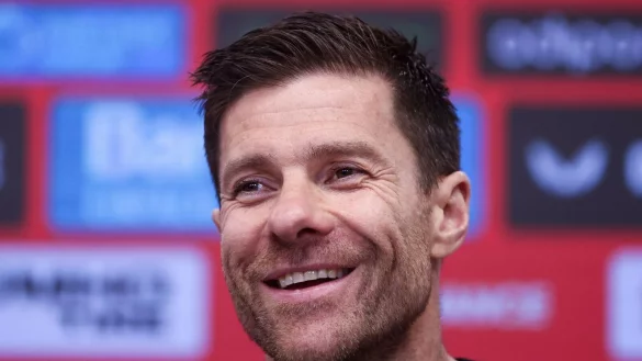 Leverkusens Trainer Xabi Alonso l&auml;chelt bei der Pressekonferenz nach dem Spiel. - &copy; Rolf Vennenbernd/dpa