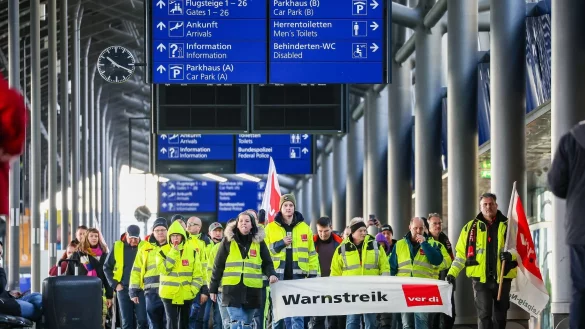 Besch&auml;ftigte der Mitteldeutschen Flughafen AG bei einem Warnstreik am Flughafen Leipzig/Halle. - &copy; Jan Woitas/dpa