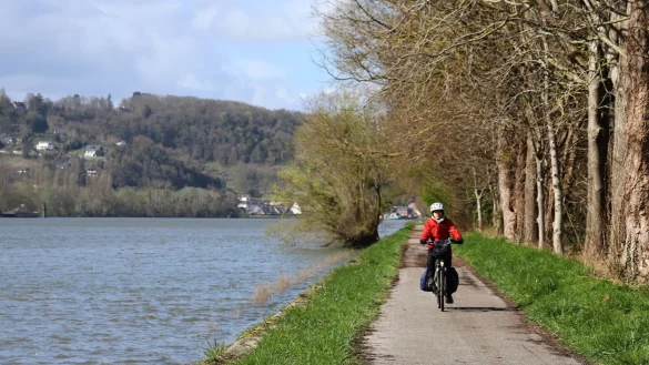 Dem Ufer entlang: Mit dem Rad auf dem Radweg &laquo;La Seine &agrave; V&eacute;lo&raquo; bei Hautot-sur-Seine. - &copy; Deike Uhtenwoldt/dpa-tmn