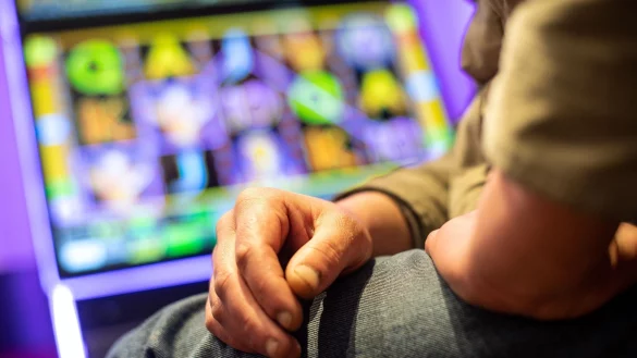 M&auml;nner sind bei Gl&uuml;cksspielen immer noch st&auml;rker suchtgef&auml;hrdet, aber der Frauenanteil steigt. - &copy; Sebastian Gollnow/dpa