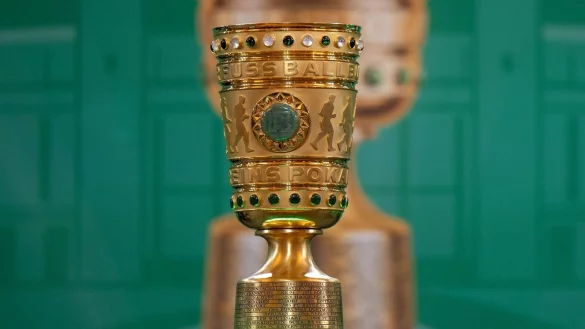Der DFB-Pokal steht bei der &Uuml;bergabe vor dem 81. Finale auf der B&uuml;hne. - &copy; Monika Skolimowska/dpa
