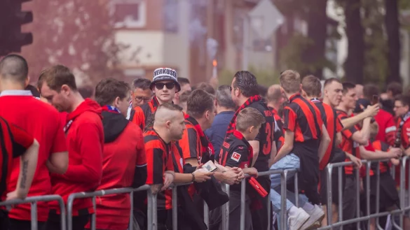 Leverkusener Fans haben sich in Stadionnähe versammelt. - © Rolf Vennenbernd/dpa