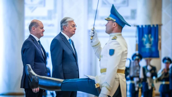 Für Kanzler Scholz (links) ist das zentralasiatische Kasachstan vor allem als Rohstoff-Lieferant interessant. Bei seinem Besuch geht es aber auch um den russischen Angriffskrieg gegen die Ukraine. - © Michael Kappeler/dpa