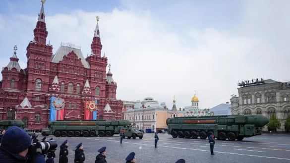 Russische ballistische RS-24 Yars-Raketen sind w&auml;hrend der Milit&auml;rparade auf dem Roten Platz zu sehen. - &copy; Alexander Zemlianichenko/AP/dpa