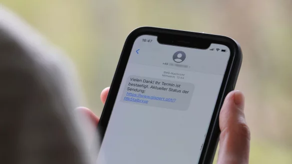 Links in betrügerischen Kurznachrichten sollte man auf keinen Fall antippen. - © Wolf von Dewitz/dpa