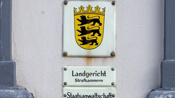 Ein 42-j&auml;hriger Deutscher steht wegen Totschlags vor Gericht. Er soll seine Partnerin gew&uuml;rgt und zwei Tage sp&auml;ter mit dem Messer zugestochen haben. (Symboloptik) - &copy; Stefan Puchner/dpa