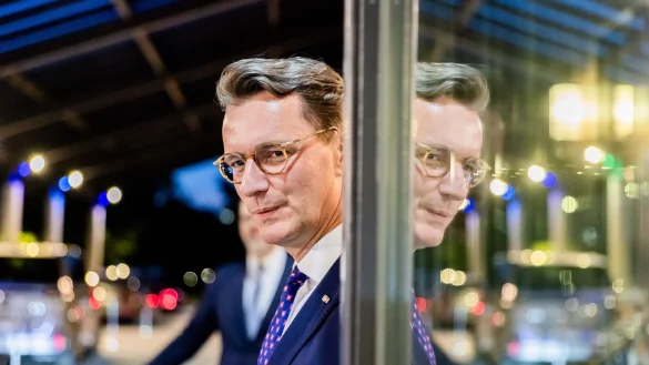 Hendrik W&uuml;st (CDU), Ministerpr&auml;sident von Nordrhein-Westfalen, wartet beim NRW-Delegiertenabend am Hotel Estrel auf den CDU-Bundesvorsitzenden Merz. - &copy; Christoph Soeder/dpa