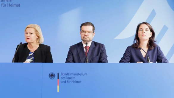 Faeser, Buschmann und Baerbock informierten nach dem Gespr&auml;ch gemeinsam. - &copy; Carsten Koall/dpa