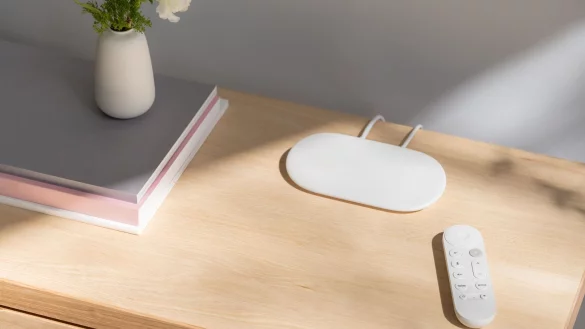 Googles neue TV-Streaming-Box streamt Videos in 4K und dient als Smarthome-Hub. - © Google/dpa-tmn