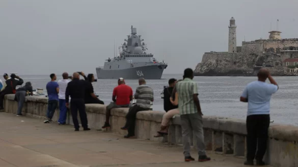 Menschen beobachten die Ankunft der Fregatte &laquo;Admiral Gorschkow&raquo; der russischen Marine im Hafen von Havanna. - &copy; Arial Ley/AP/dpa