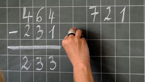 Viele Menschen tr&auml;umen auch im Erwachsenenalter noch von der Schule. (Symbolbild) - &copy; Axel Heimken/dpa