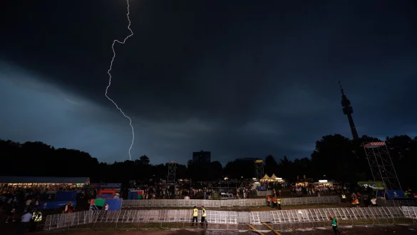 Ein Blitz ist am dunklen Himmel zu sehen. - &copy; Friso Gentsch/dpa