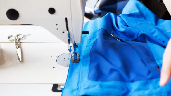 Die Outdoor-Jacke hat einen Riss oder braucht einen neuen Rei&szlig;verschluss? Einige Hersteller - hier bei Vaude - bieten f&uuml;r solche und &auml;hnliche F&auml;lle Reparaturdienste oder Repair-Workshops an. - &copy; Luis Tamayo/Vaude/dpa