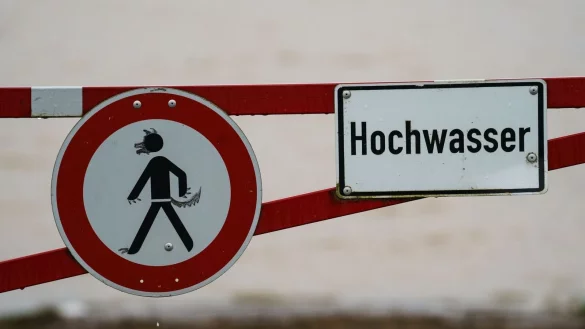 Ein Hochwasser-Schild steht an einem &uuml;berfluteten Feld. - &copy; Andreas Arnold/dpa/Symbolbild