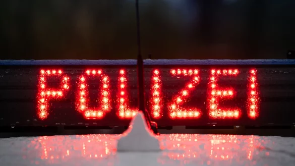 Nach einem t&ouml;dlichen Raserunfall sucht die Polizei einen 19-J&auml;hrigen. Sein Auto hatte zwei Kinder erfasst - ein Junge starb. - &copy; Soeren Stache/dpa