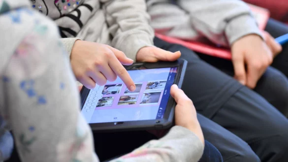 Sch&uuml;lerinnen und Sch&uuml;ler in Th&uuml;ringen nehmen am Medienkompetenz-Kurs gegen Cybermobbing teil: Viele Kinder werden Opfer von Cybermobbing. - &copy; Martin Schutt/dpa-Zentralbild/dpa