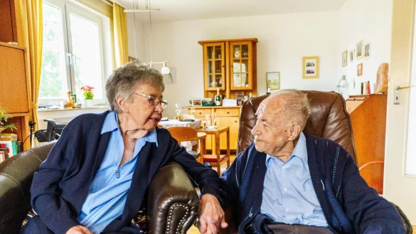 Ursula und Gottfried Schmelzer blicken auf ein bewegtes Leben zur&uuml;ck. - &copy; Andreas Arnold/dpa