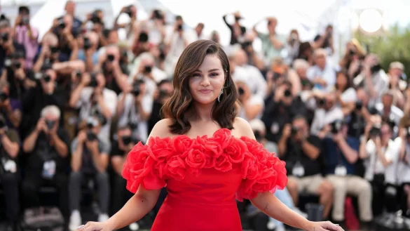 Selena Gomez überraschte am Wochenende das Volleyballteam einer Highschool mit einem Besuch. (Archivbild) - © Scott A Garfitt/Invision/AP/dpa