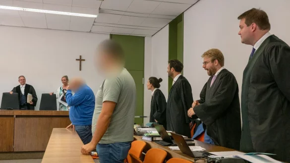 Richter Martin Hofmann (l.) sowie die beiden Angeklagten (vorne) zum Auftakt des Prozesses. - &copy; Peter Kneffel/dpa