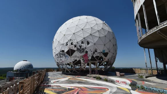 Street-Art auf den Teufelsberg: Bis zum 14. April gibt es Sonderveranstaltungen zu nicht so viel besuchten Berliner Orten - hier ein alter Lauschposten auf dem &laquo;Teufelsberg&raquo;. - &copy; Jens Kalaene/dpa-Zentralbild/dpa